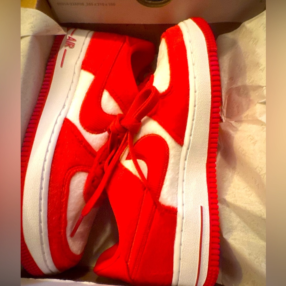 New in box Valentine’s Air Force 1 -Red and White